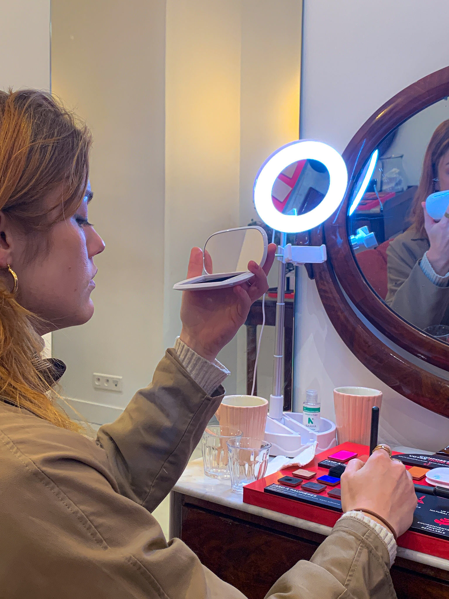 femme apprenant à se maquiller